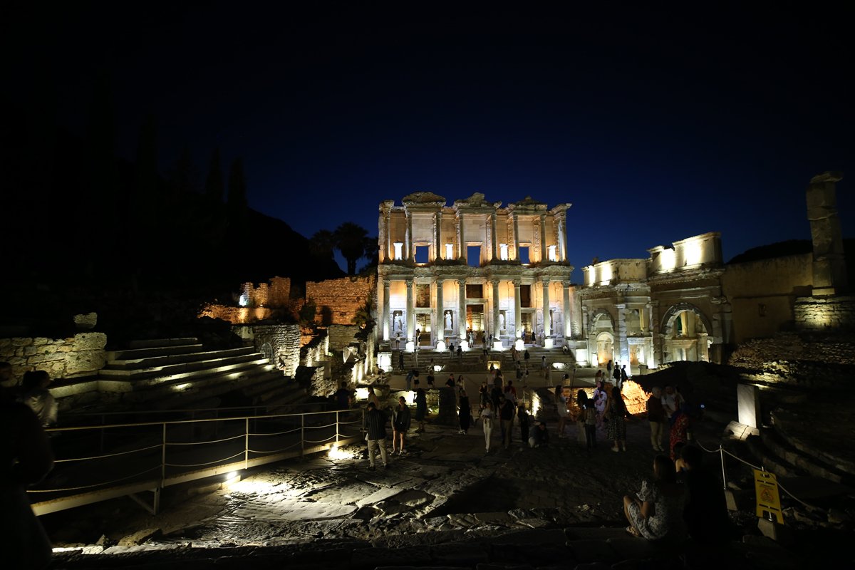 İzmir'in tarihi Efes Antik Kenti gecenin karanlığında aydınlanıyor