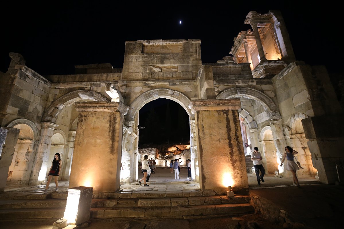 İzmir'in tarihi Efes Antik Kenti gecenin karanlığında aydınlanıyor