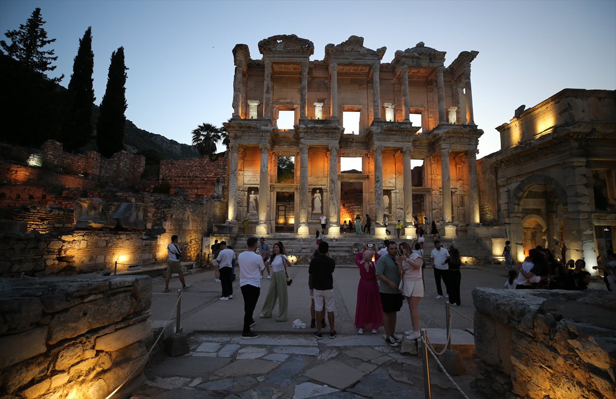 İzmir'in tarihi Efes Antik Kenti gecenin karanlığında aydınlanıyor