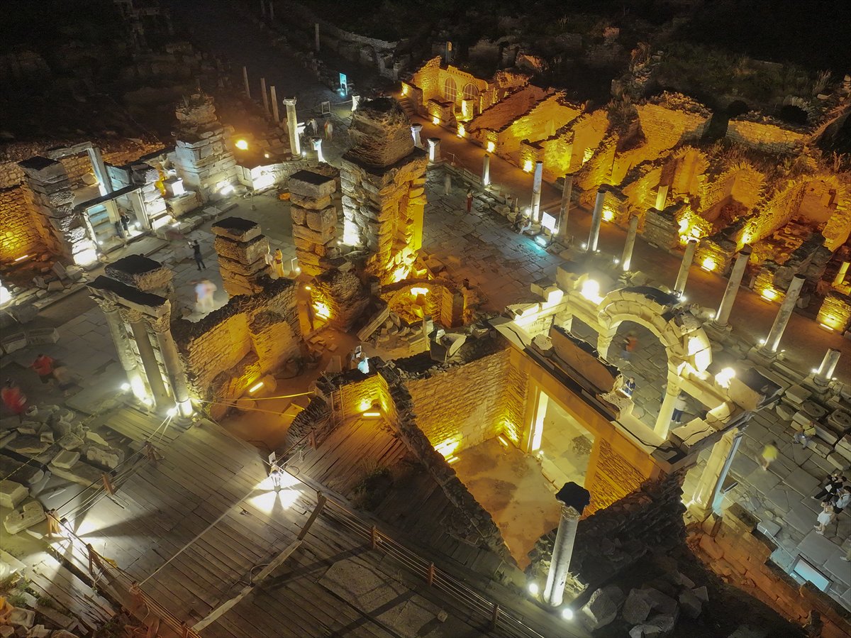İzmir'in tarihi Efes Antik Kenti gecenin karanlığında aydınlanıyor