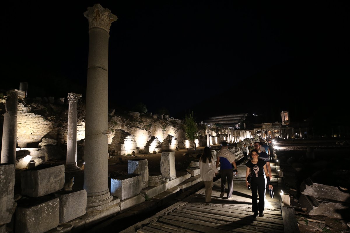 İzmir'in tarihi Efes Antik Kenti gecenin karanlığında aydınlanıyor