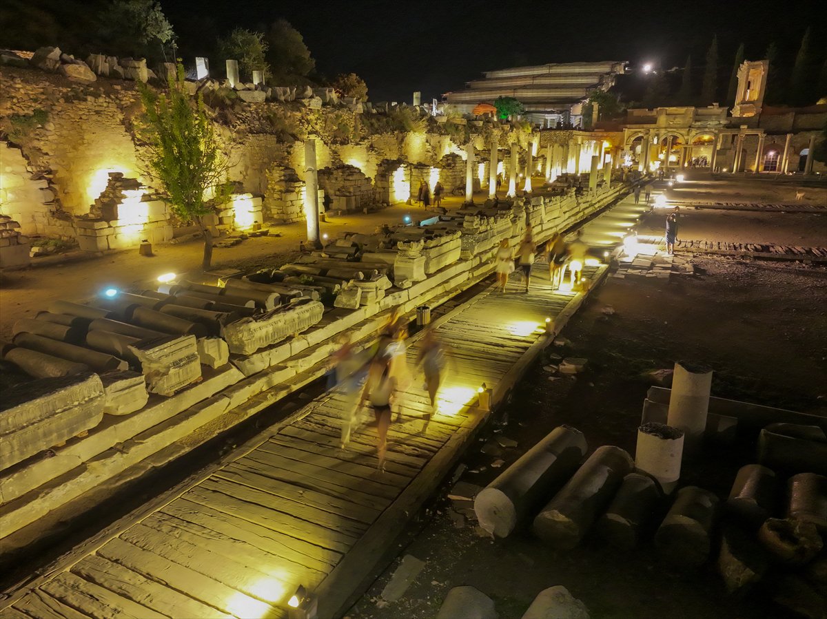 İzmir'in tarihi Efes Antik Kenti gecenin karanlığında aydınlanıyor