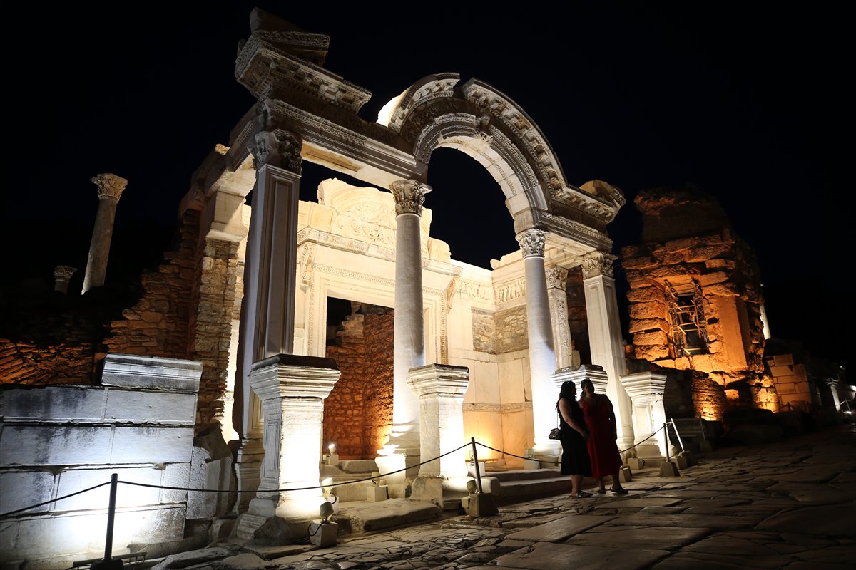 İzmir'in tarihi Efes Antik Kenti gecenin karanlığında aydınlanıyor