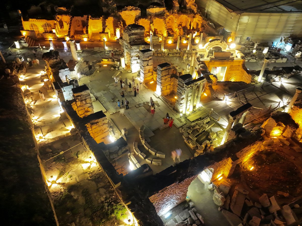 İzmir'in tarihi Efes Antik Kenti gecenin karanlığında aydınlanıyor