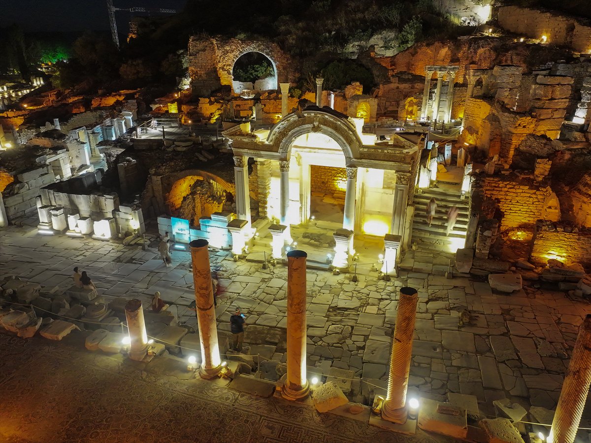 İzmir'in tarihi Efes Antik Kenti gecenin karanlığında aydınlanıyor