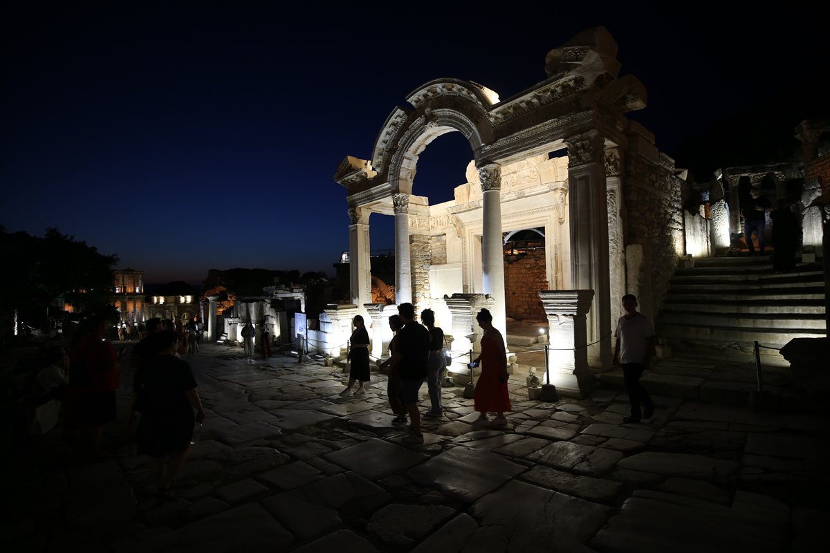 İzmir'in tarihi Efes Antik Kenti gecenin karanlığında aydınlanıyor