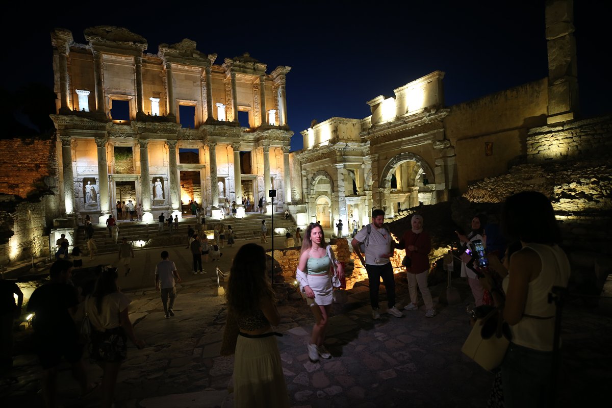 İzmir'in tarihi Efes Antik Kenti gecenin karanlığında aydınlanıyor