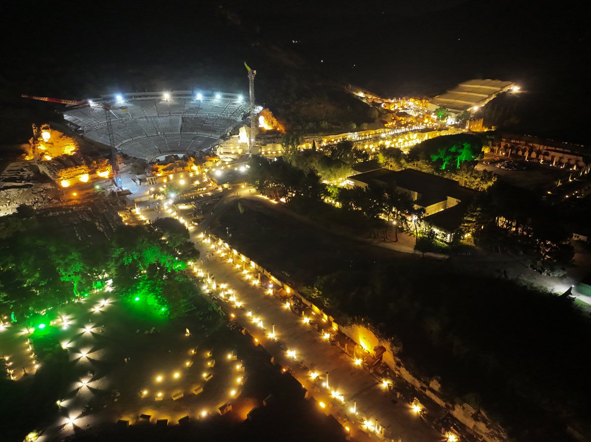İzmir'in tarihi Efes Antik Kenti gecenin karanlığında aydınlanıyor