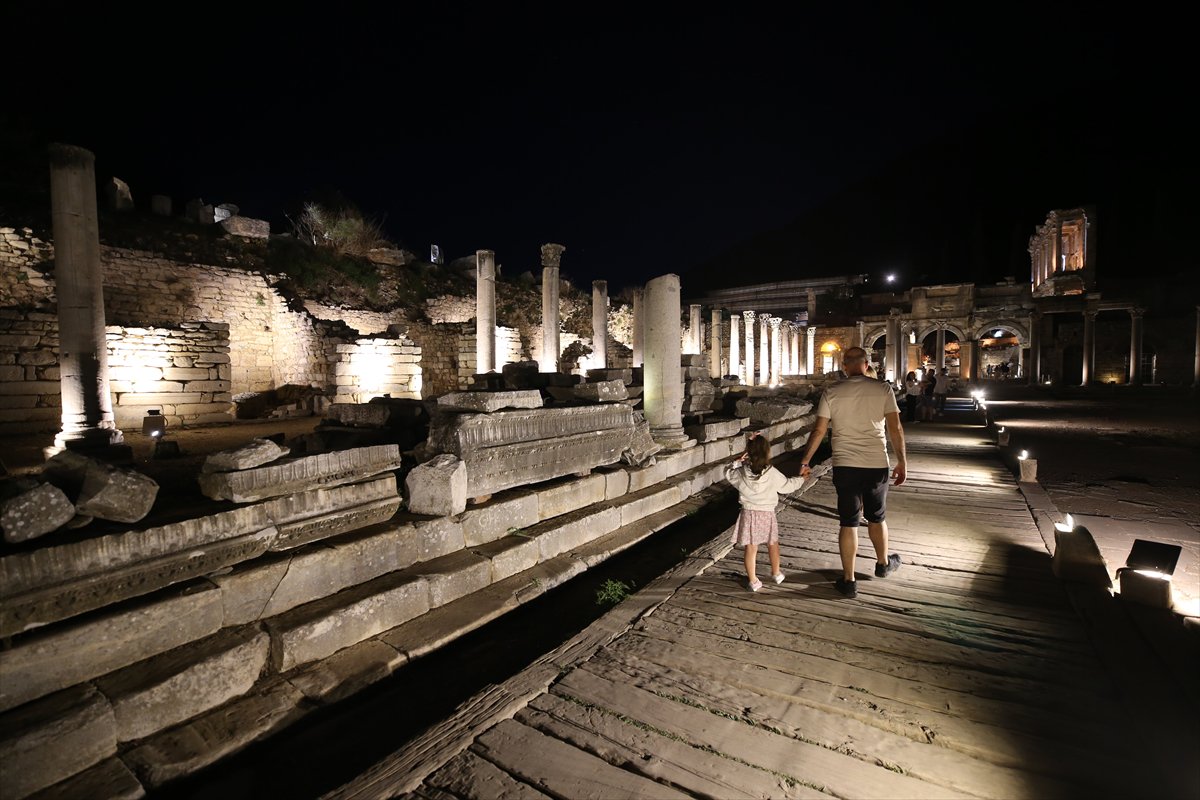 İzmir'in tarihi Efes Antik Kenti gecenin karanlığında aydınlanıyor
