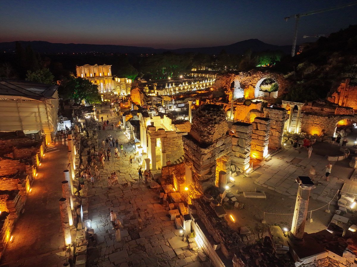 İzmir'in tarihi Efes Antik Kenti gecenin karanlığında aydınlanıyor