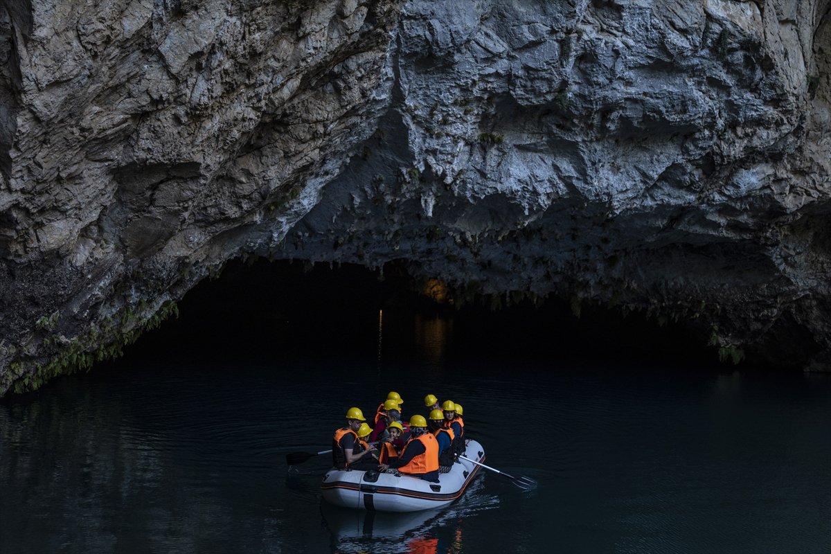 Antalya'nın yer altı cenneti Altınbeşik Mağarası ziyaretçilerini büyülüyor