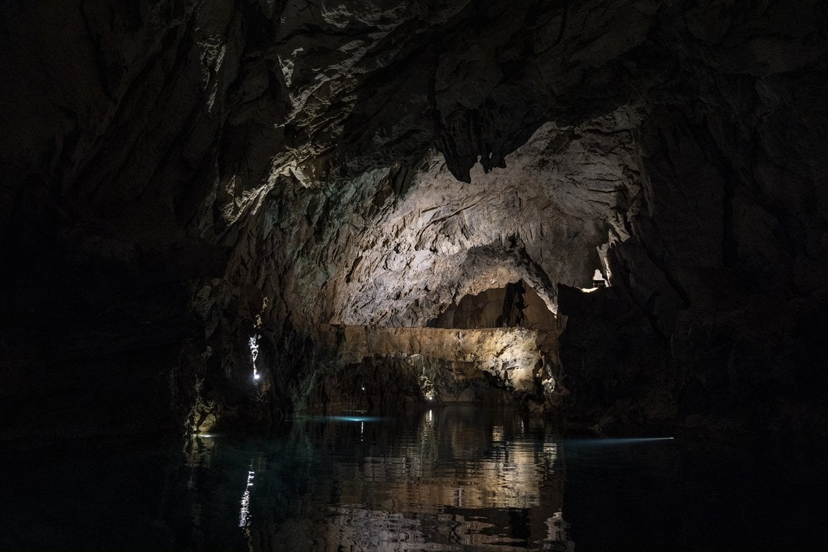 Antalya'nın yer altı cenneti Altınbeşik Mağarası ziyaretçilerini büyülüyor