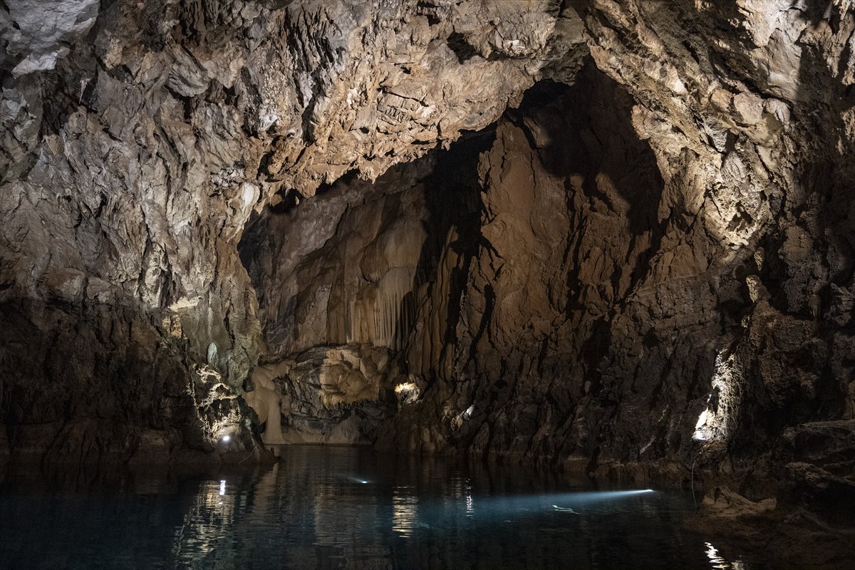 Antalya'nın yer altı cenneti Altınbeşik Mağarası ziyaretçilerini büyülüyor