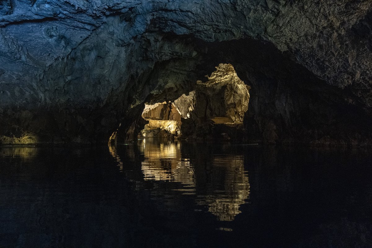 Antalya'nın yer altı cenneti Altınbeşik Mağarası ziyaretçilerini büyülüyor