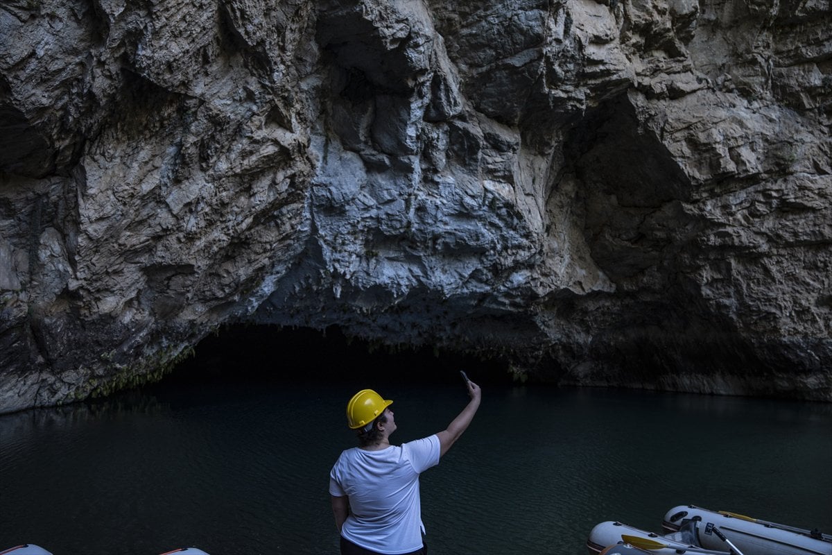 Antalya'nın yer altı cenneti Altınbeşik Mağarası ziyaretçilerini büyülüyor