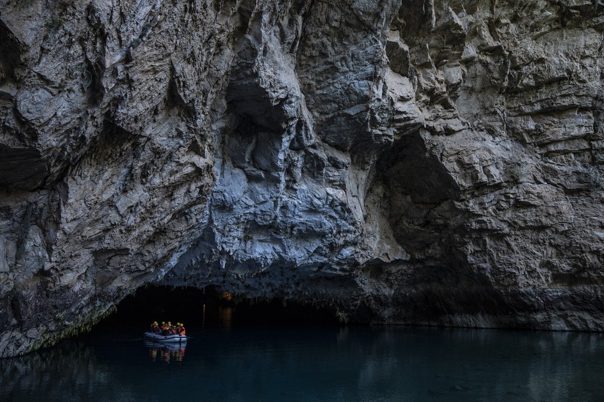Antalya'nın yer altı cenneti Altınbeşik Mağarası ziyaretçilerini büyülüyor