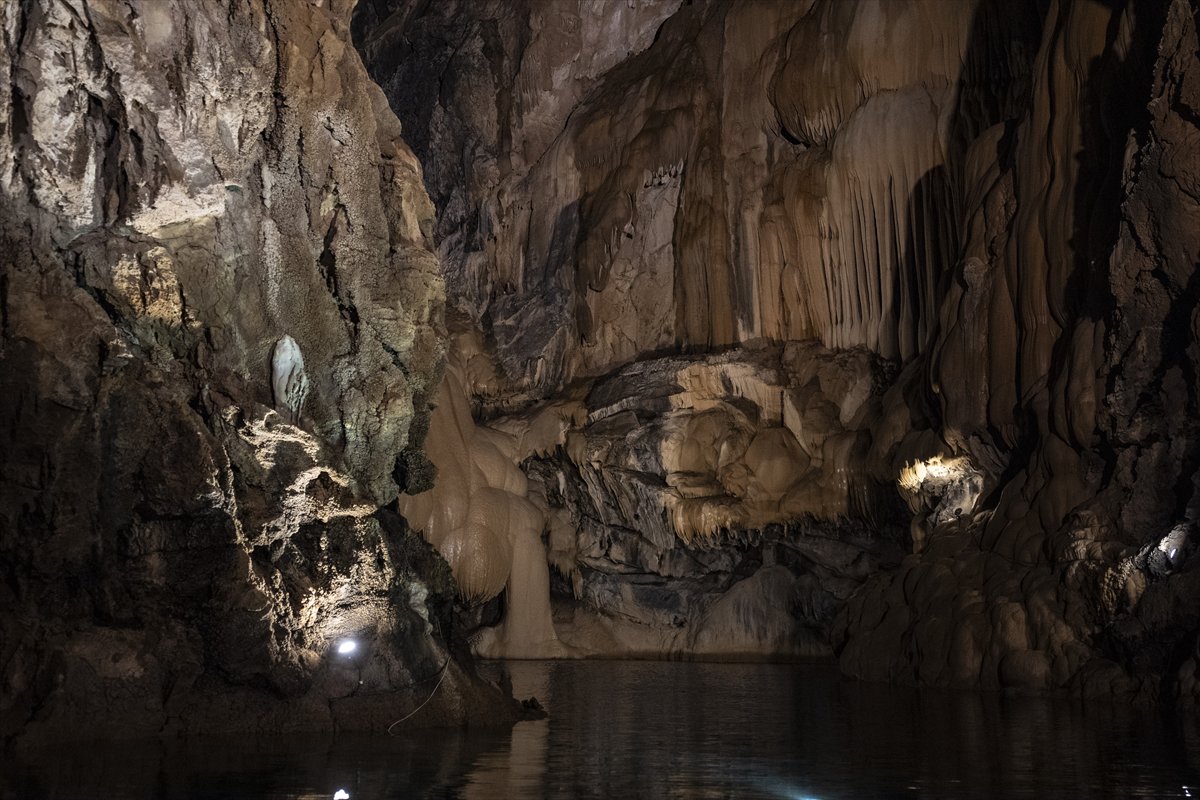 Antalya'nın yer altı cenneti Altınbeşik Mağarası ziyaretçilerini büyülüyor
