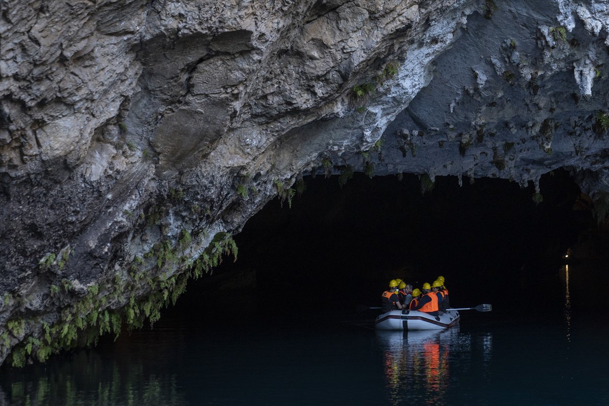 Antalya'nın yer altı cenneti Altınbeşik Mağarası ziyaretçilerini büyülüyor
