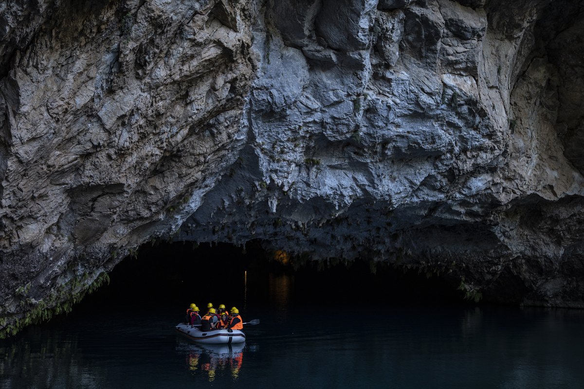 Antalya'nın yer altı cenneti Altınbeşik Mağarası ziyaretçilerini büyülüyor