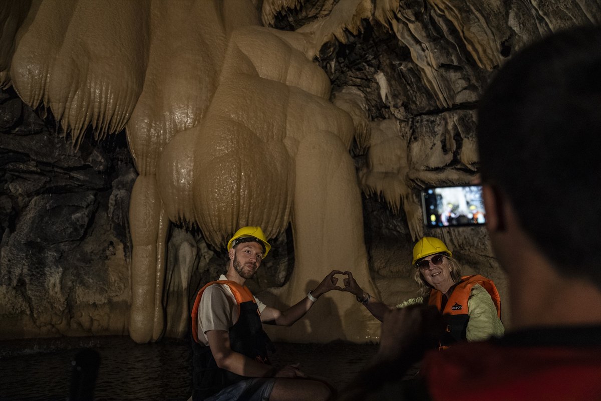Antalya'nın yer altı cenneti Altınbeşik Mağarası ziyaretçilerini büyülüyor
