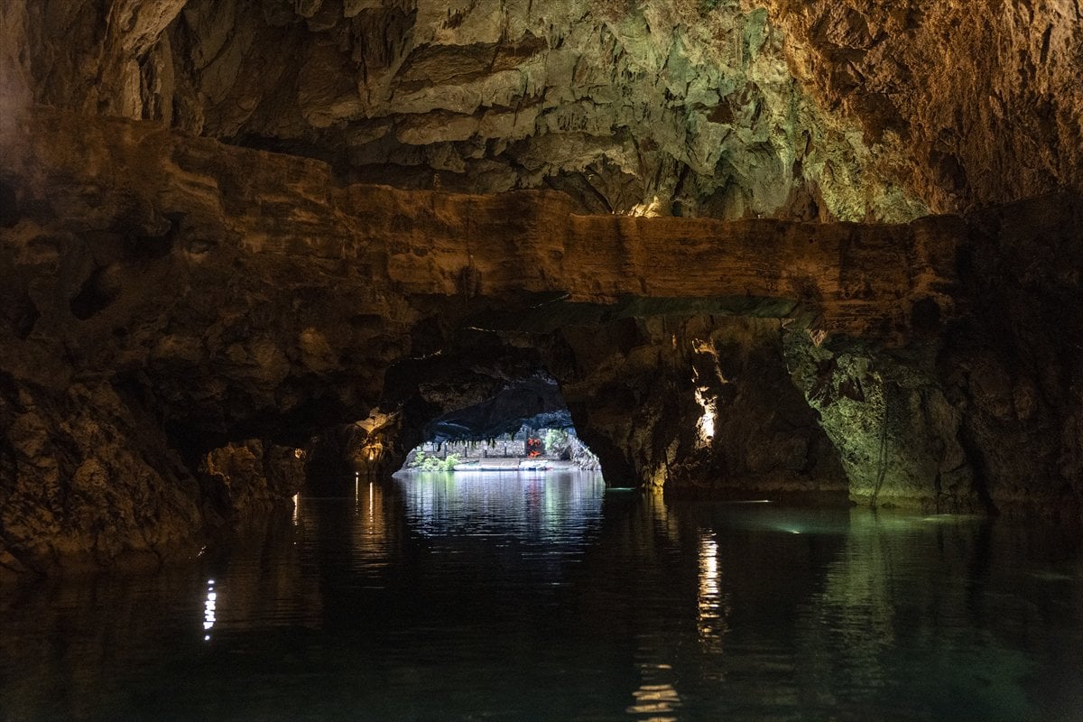 Antalya'nın yer altı cenneti Altınbeşik Mağarası ziyaretçilerini büyülüyor