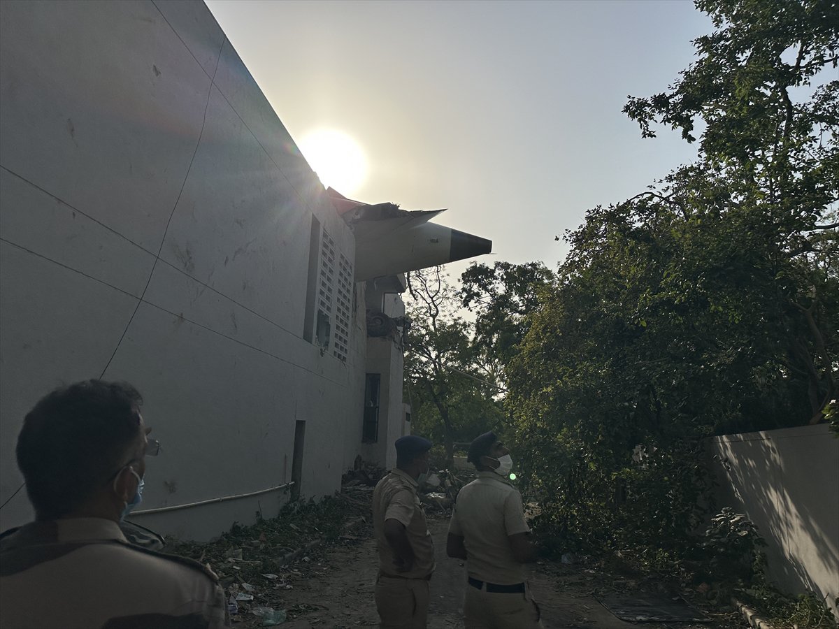 Hindistan'da yolcu uçağı düştü