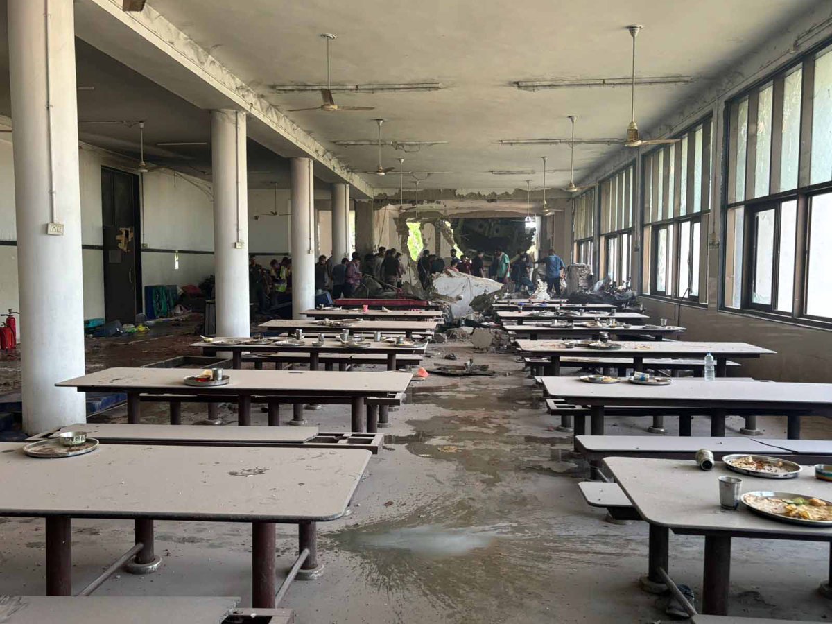 Hindistan'da yolcu uçağı düştü