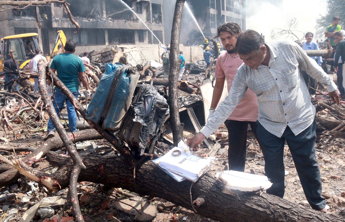 Hindistan'da yolcu uçağı düştü