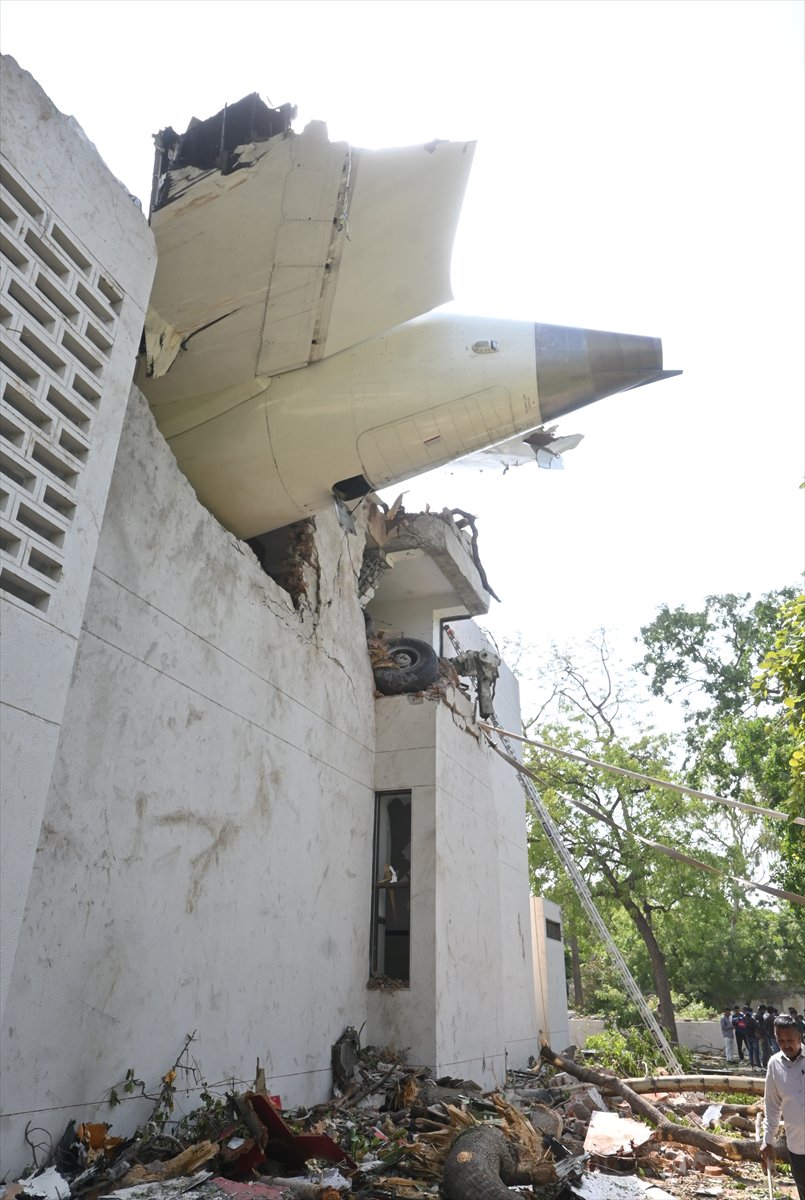 Hindistan'da yolcu uçağı düştü