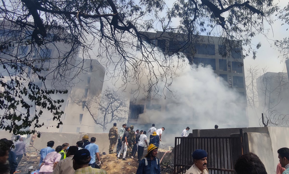 Hindistan'da yolcu uçağı düştü