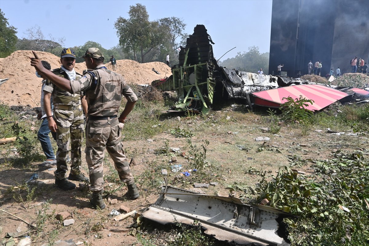 Hindistan'da yolcu uçağı düştü