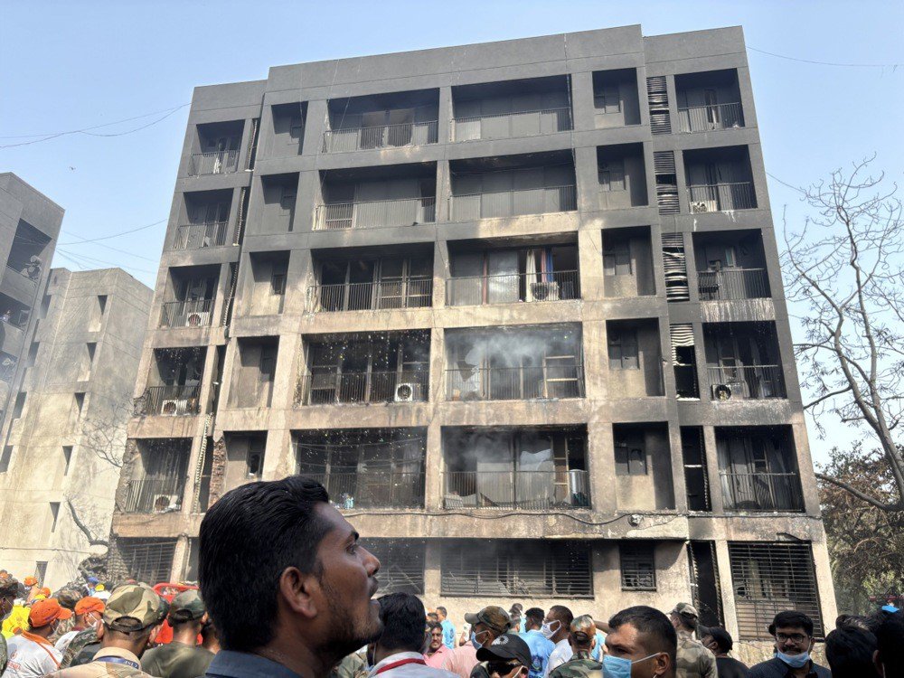 Hindistan'da yolcu uçağı düştü