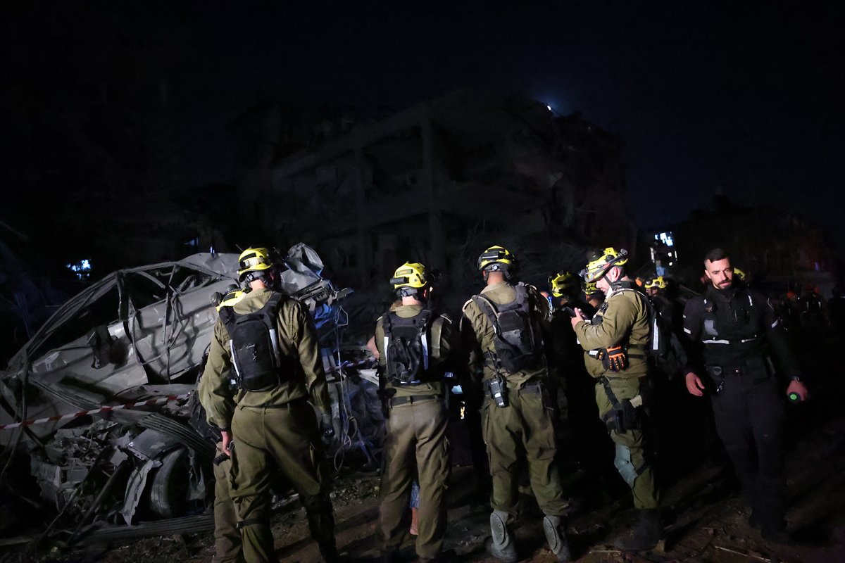 Tel Aviv yerle bir oldu, İran’ın füze yağmuru şehri harabeye çevirdi