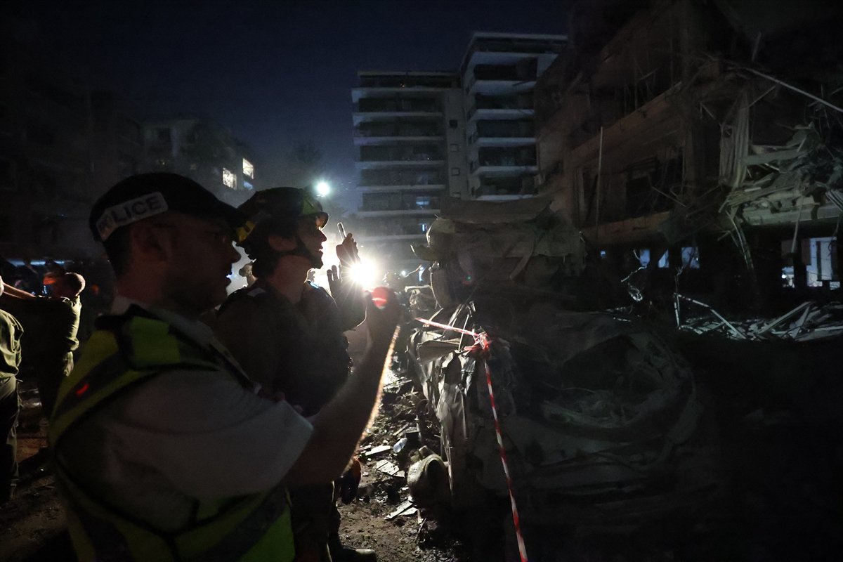 Tel Aviv yerle bir oldu, İran’ın füze yağmuru şehri harabeye çevirdi