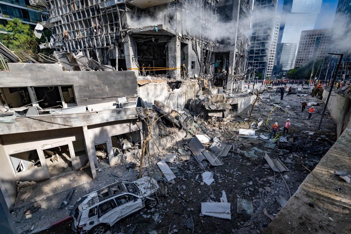 İran füzeleriyle vurulan İsrail'den yıkım manzaraları