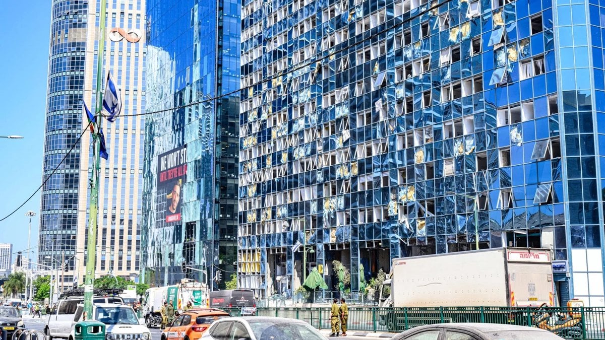 İran füzeleriyle vurulan İsrail'den yıkım manzaraları