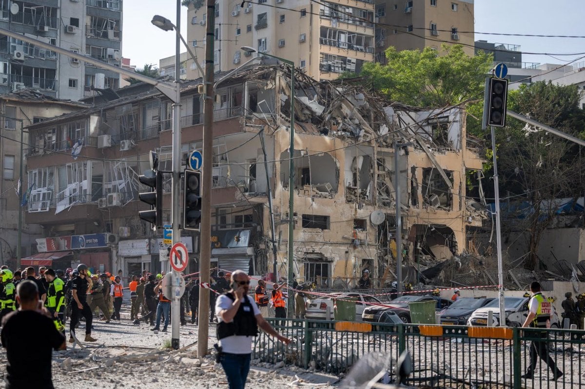 İran füzeleriyle vurulan İsrail'den yıkım manzaraları