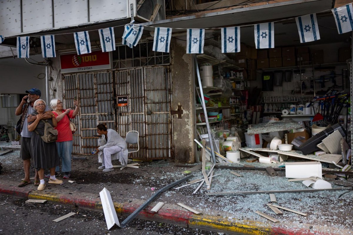 İran füzeleriyle vurulan İsrail'den yıkım manzaraları