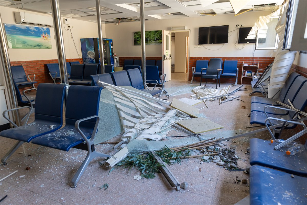 İran füzeleriyle vurulan İsrail'den yıkım manzaraları