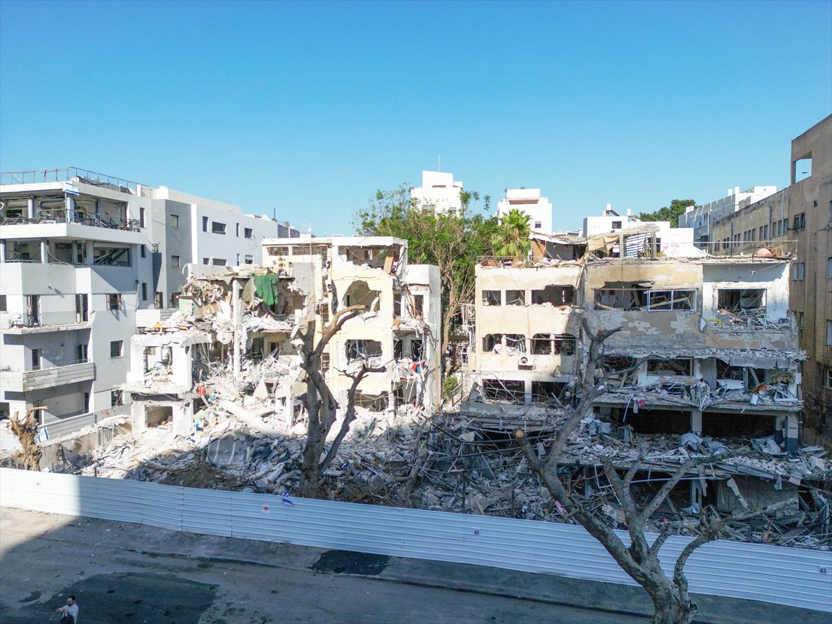 İran füzeleriyle vurulan İsrail'den yıkım manzaraları