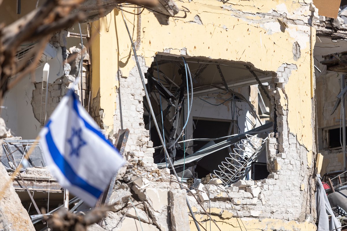 İran füzeleriyle vurulan İsrail'den yıkım manzaraları