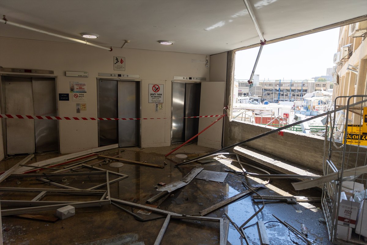 İran füzeleriyle vurulan İsrail'den yıkım manzaraları