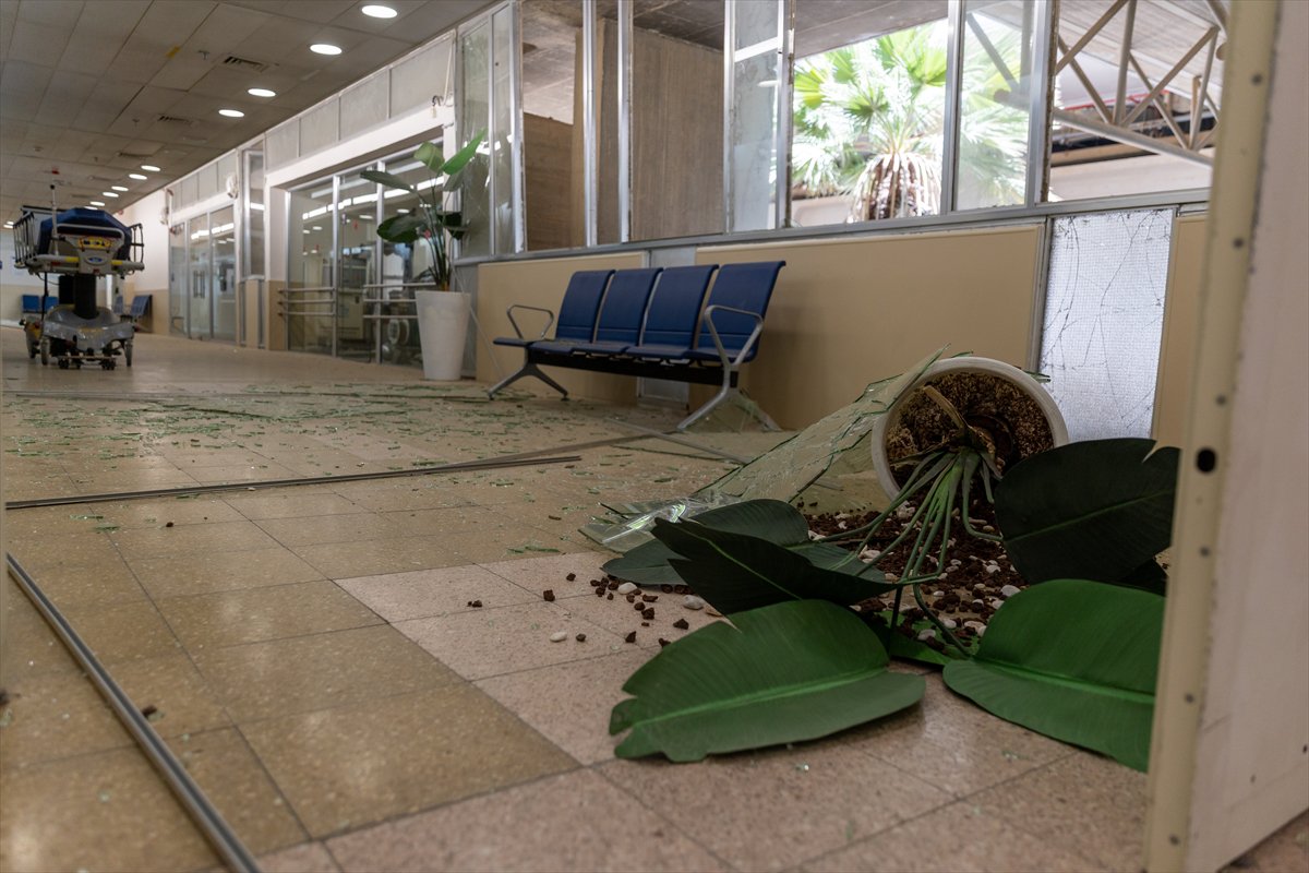 İran füzeleriyle vurulan İsrail'den yıkım manzaraları