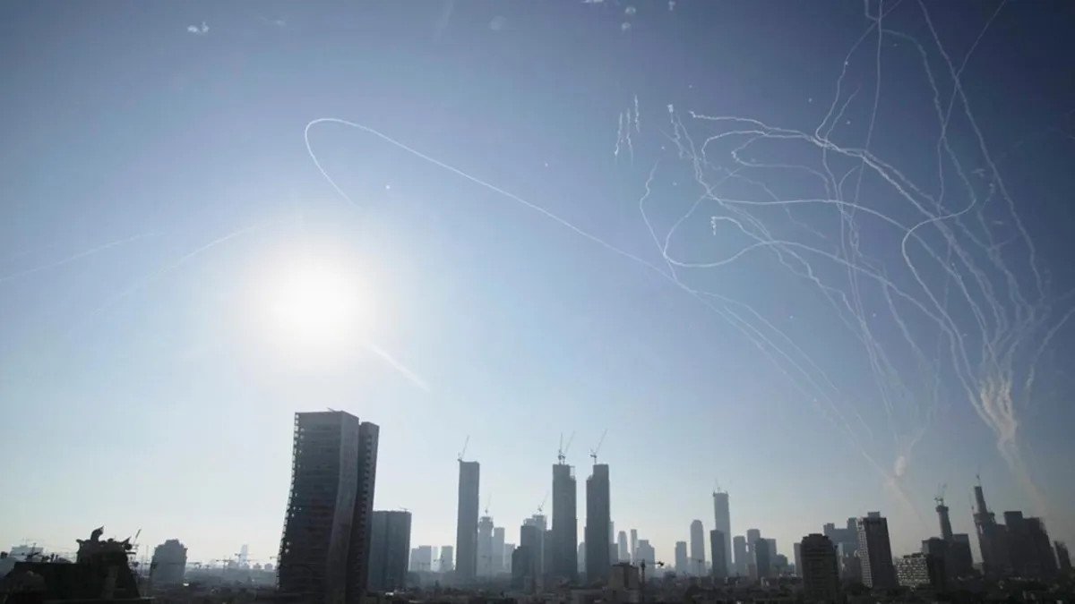 İran füzeleriyle vurulan İsrail'den yıkım manzaraları