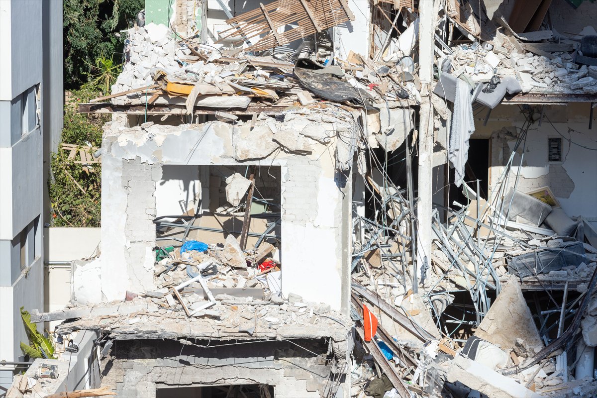 İran füzeleriyle vurulan İsrail'den yıkım manzaraları