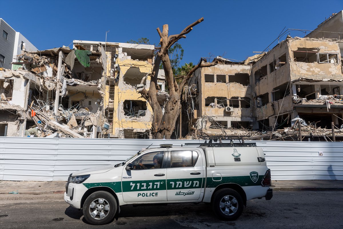 İran füzeleriyle vurulan İsrail'den yıkım manzaraları