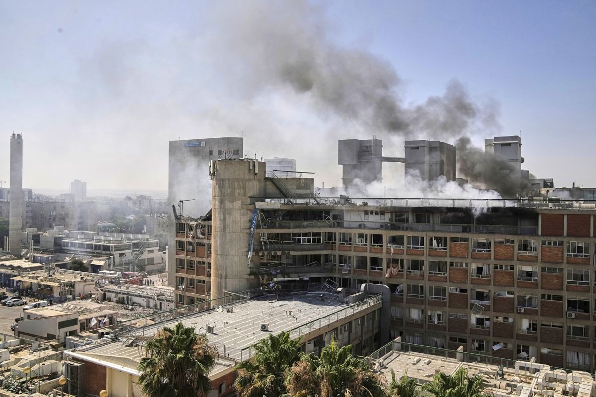 İran füzeleriyle vurulan İsrail'den yıkım manzaraları