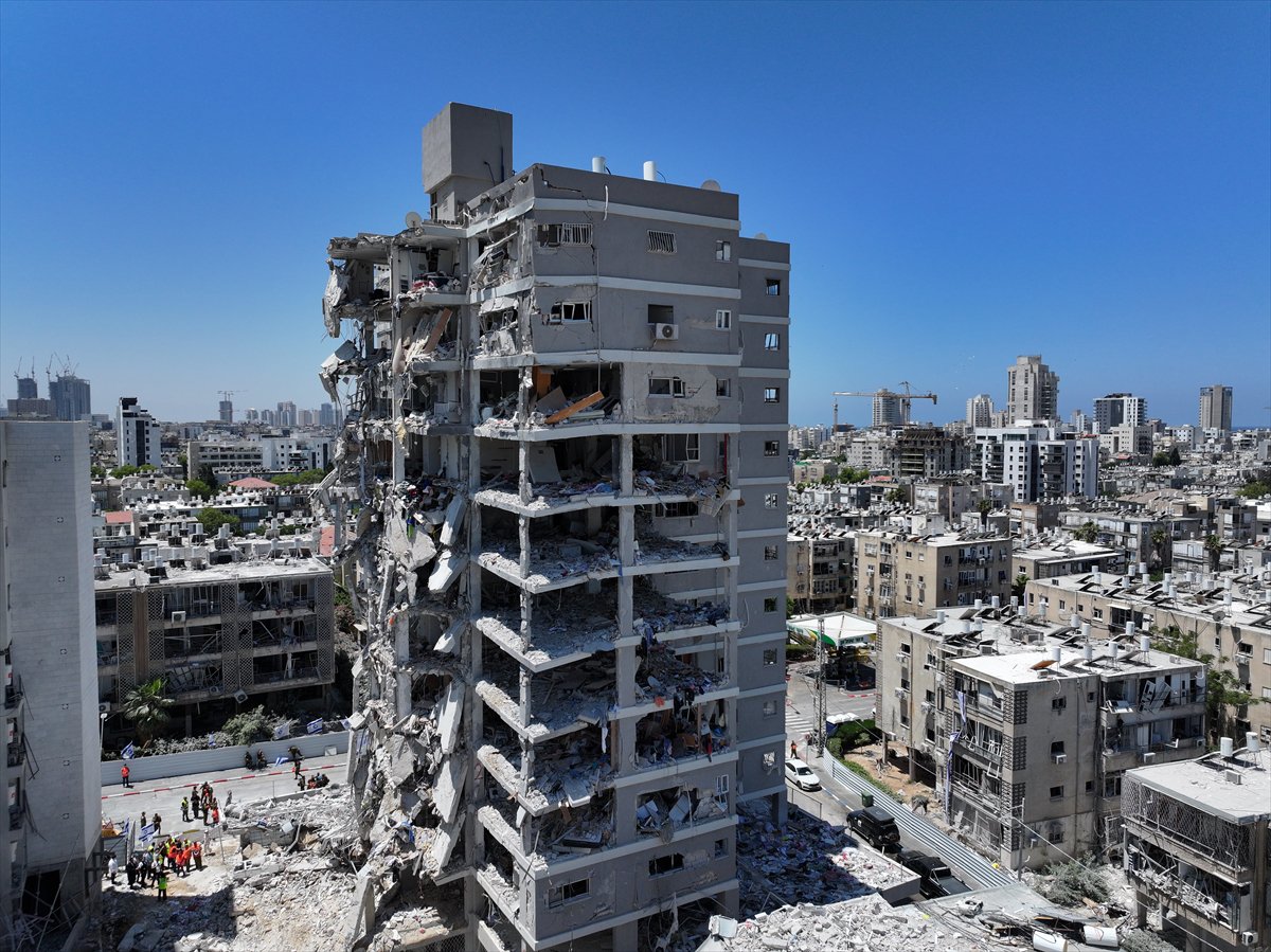 İran'ın, İsrail'e saldırısından sonra yıkım kareleri