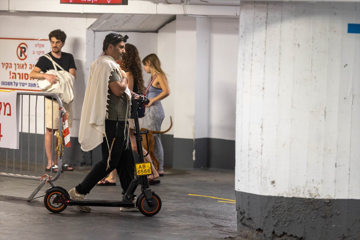 İsrailliler gecelerini sığınaklarda geçirdi: Ateşkesin ardından evlerine dönmeleri bekleniyor