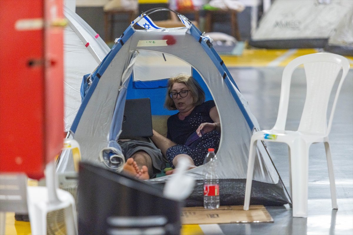 İsrailliler gecelerini sığınaklarda geçirdi: Ateşkesin ardından evlerine dönmeleri bekleniyor